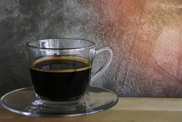 黑咖啡放在木桌上图片下载