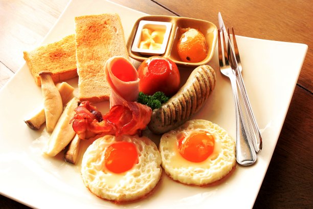 英式早餐——吐司、鸡蛋、培根和蔬菜图片下载