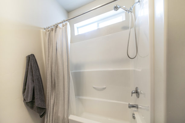 浴室里有带窗帘的浴缸图片下载