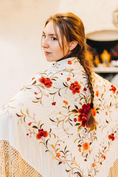 一名美丽的弗拉门戈舞女的肖像与刺绣花披肩在她的背上图片下载