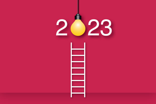 楼梯上的想法灯泡在2023年红色背景。有概念才能有好主意和洞察力。业务创新。图片下载