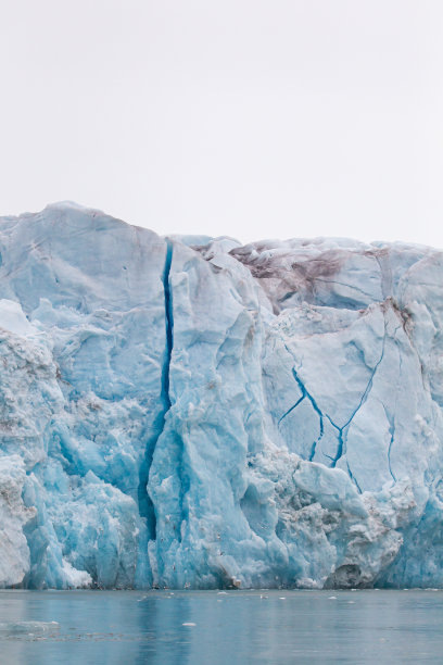 北极景观中的冰川漂浮和崩解图片下载