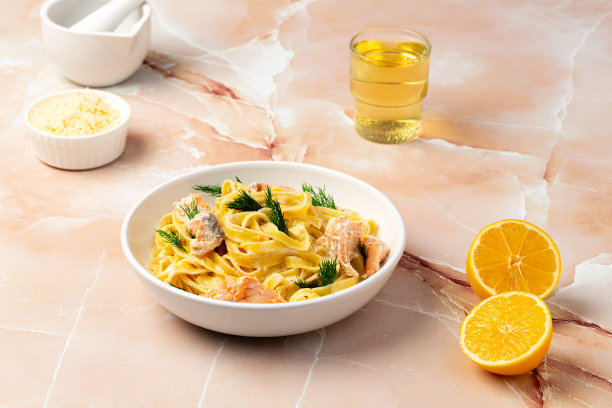 大理石桌上放着三文鱼意面图片下载