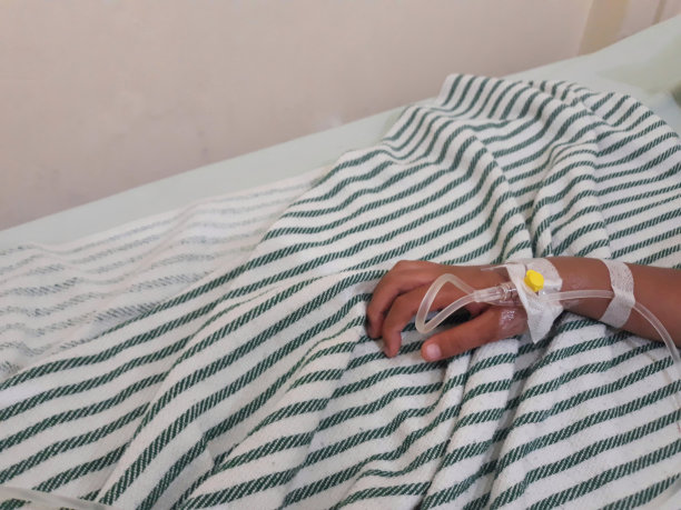 孩子的手在病房里输液图片下载