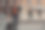 我要去机场航站楼。自信的商务旅行者走在城市的街道上，拉着他的手提箱，喝着咖啡，用智能手机说话图片下载