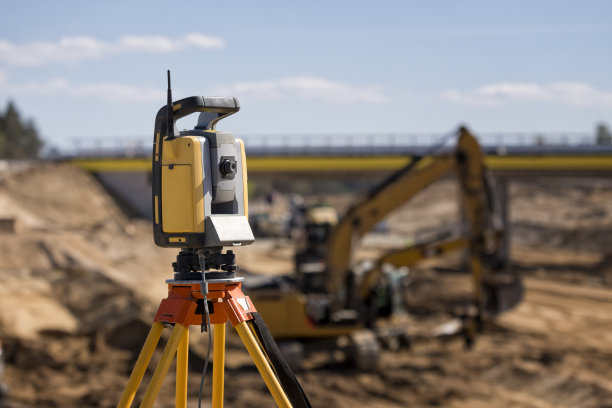 公路施工现场的土地测量设备图片下载