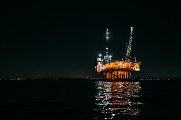 加利福尼亚亨廷顿海滩附近一个石油钻井平台的夜间复制太空镜头图片下载