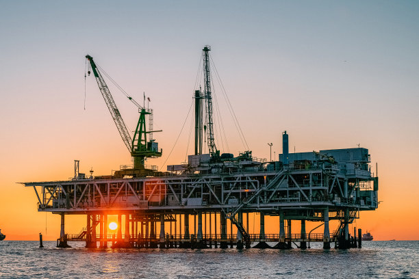 加利福尼亚州亨廷顿海滩附近海上石油钻井后的日落图片下载