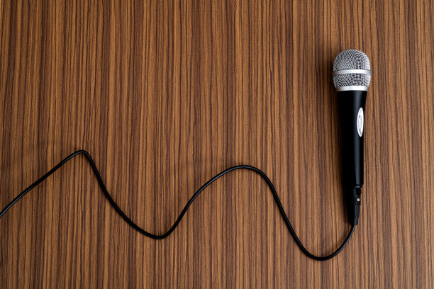 带电缆的麦克风放在木桌上图片下载