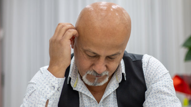 秃顶中年大胡子商人谈话图片下载