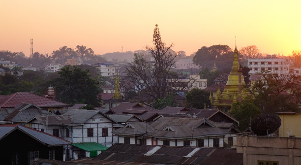 落日时分的城镇鸟瞰图图片下载