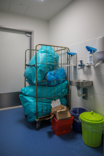 在手术室的储藏室里，垃圾袋堆积如山图片下载