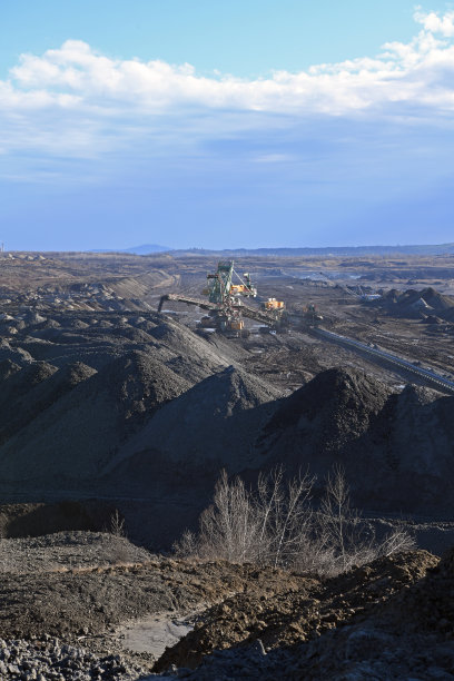露天煤矿上的大型挖掘机。某露天煤矿尾矿库有趣的地质形态。图片下载