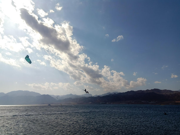 风筝冲浪者在高高的天空中飞翔图片下载