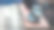 一个男人正在磨一块木板。清除木板上的旧漆。木工工作。图片下载