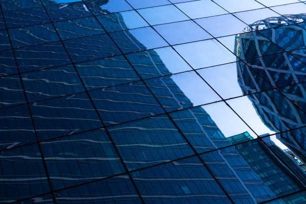 摩天大楼窗户上的倒影。图片下载