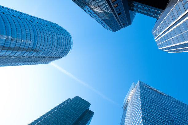 早晨在巴黎拉德芳斯金融区。图片下载