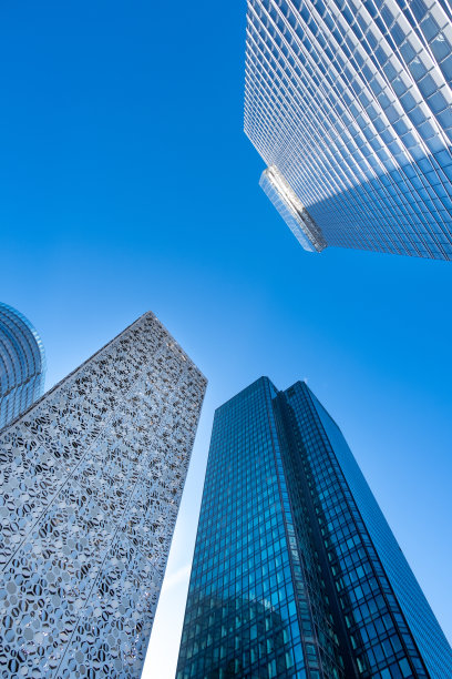 早晨在巴黎拉德芳斯金融区。图片下载