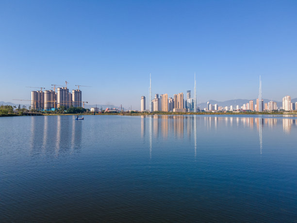 清澈的湖水映衬出现代城市的天际线图片下载