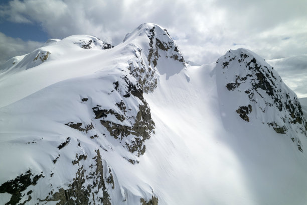 令人惊叹的雪山图片下载