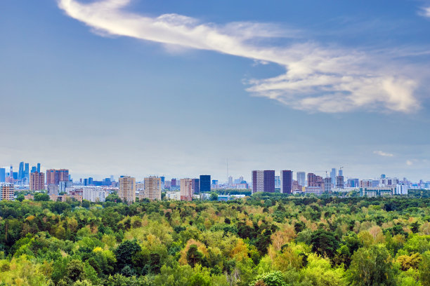 莫斯科的天际线和秋天的公园。图片下载