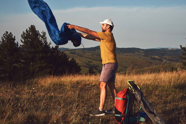 人在大自然露营，户外拆装小帐篷，娱乐爱好。图片下载