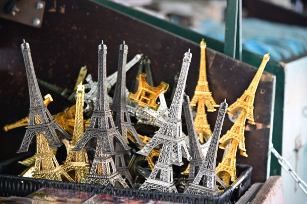 法国巴黎，埃菲尔铁塔的微缩模型在纪念品摊出售图片下载