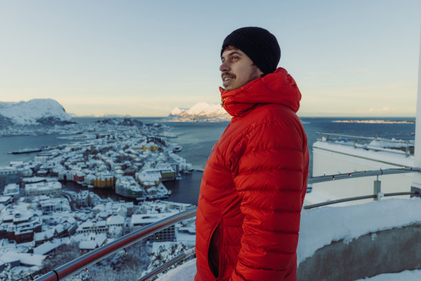 在挪威，一个人在雪地上凝视奥勒松市的侧面视图图片下载