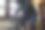 男子骑自行车在训练机上在家里图片下载