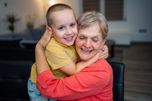 小男孩抱着祖母的照片图片下载
