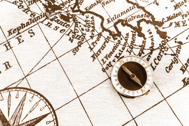 世界古董地图上的磁性旧指南针。旅游、地理、航海、旅游和探险概念背景。微距拍摄，浅聚焦。图片下载