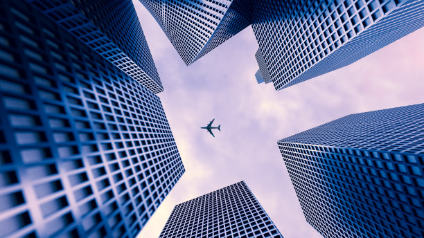 航空运输的概念。对钢、玻璃、淡蓝色的高楼大厦、摩天大楼、未来之城和飞机的透视。商务和旅行的概念。三维渲染图片下载