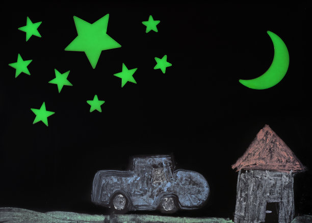 孩子们用粉笔在黑板上画画图片下载