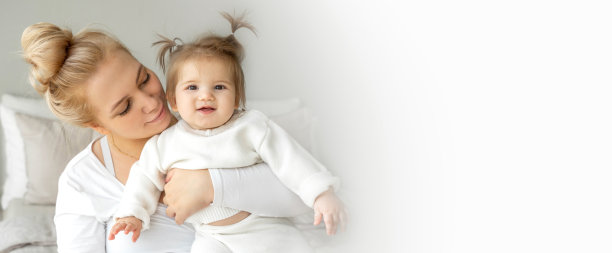 年轻疲惫的母亲和女婴在卧室看着相机的肖像。照顾孩子，家庭生活规律，健康的生活方式。筋疲力尽的女人要照顾孩子和家务。广告复制空间图片下载