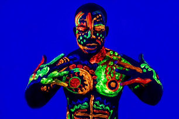 美国黑人男子在摄影棚里用紫外线拍摄图片下载