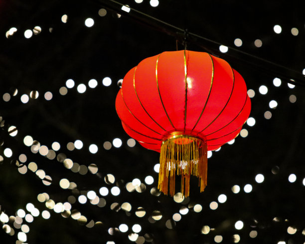 红灯笼在中国文化中象征着好运。灯笼在庆祝活动中用作照明或装饰。深色背景适合复制空间或发送信息。图片下载