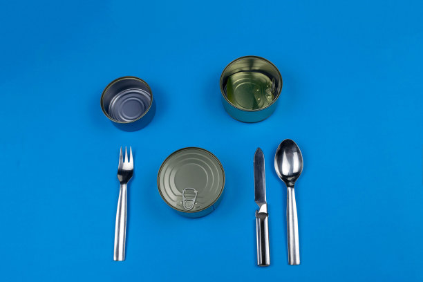 银器刀叉勺餐巾纸罐空闭上黄色，餐具。图片下载