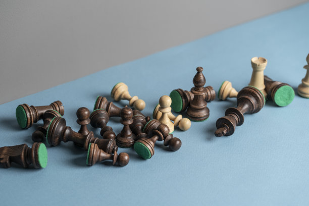 一堆白色和黑色的木头棋子图片下载