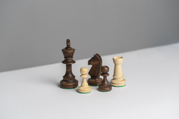 一堆白色和黑色的木头棋子图片下载