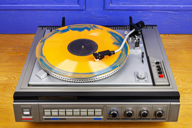 复古转盘黑胶唱片播放器与蓝色和橙色黑胶图片下载