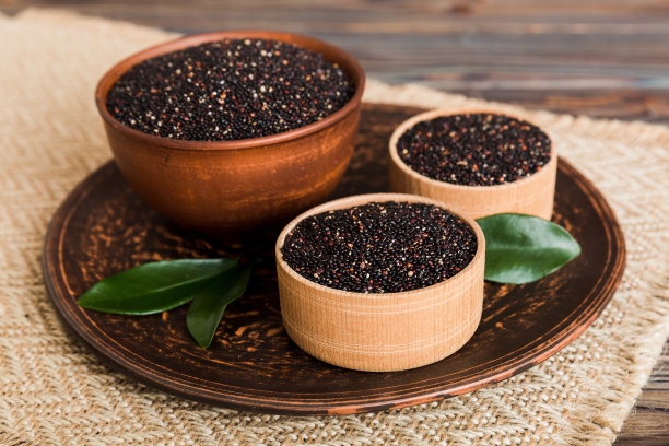 奎奴亚藜种子放在彩色背景的碗里。健康的kinwa在小碗里。健康的超级食物图片下载