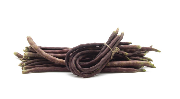 颜色码长的豆蔬菜隔离在白色背景。图片下载