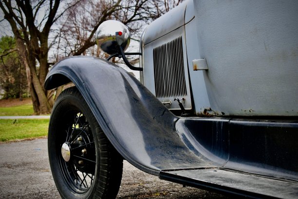 老式汽车的挡泥板视图图片下载