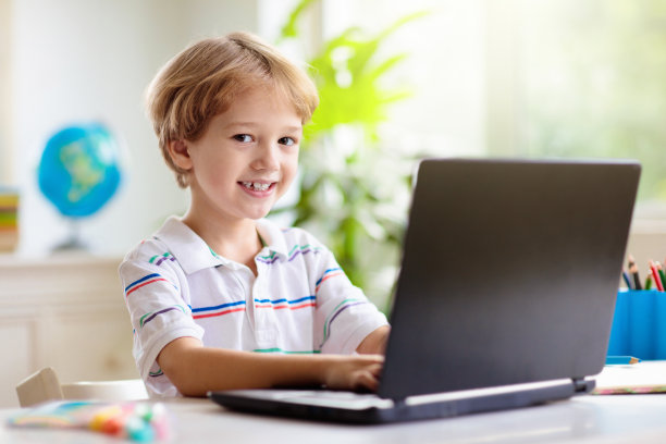 网络远程学习。学校里的孩子有电脑。图片下载