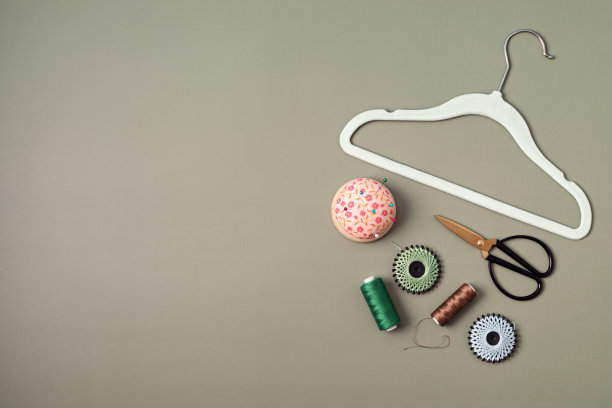 用衣架和工具修补旧衣服。慢时尚的想法图片下载