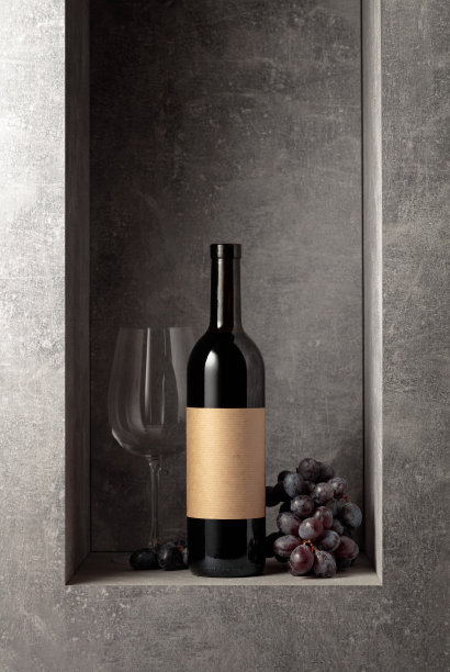 一瓶或一杯蓝葡萄红酒。图片下载