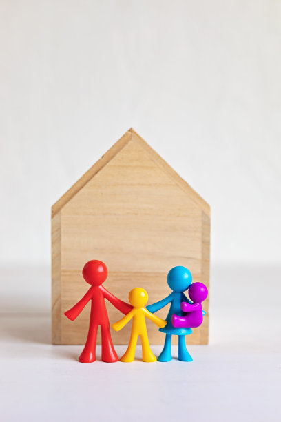 木制房子前的快乐娃娃家庭。家庭住宅，保险理念图片下载