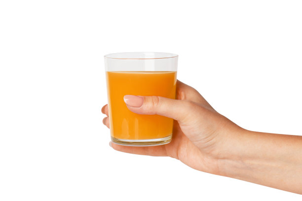 这只手拿着一杯橙汁。孤立在白色背景上。图片下载