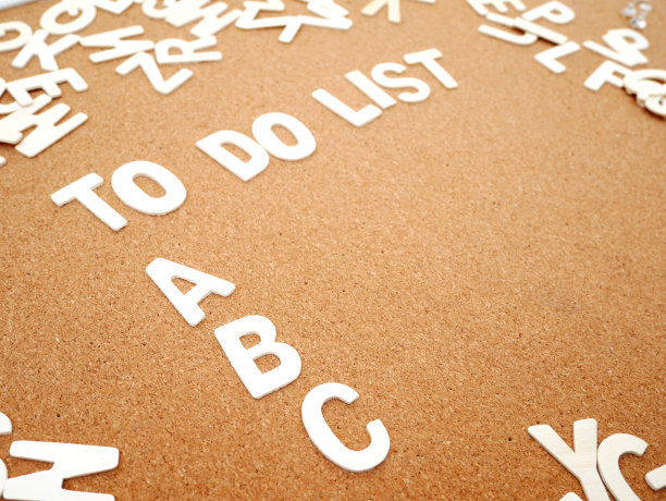 “待办事项清单”用木函书写，空白在木板上图片下载