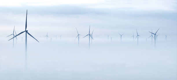 早晨浓雾中的风力发电机图片下载